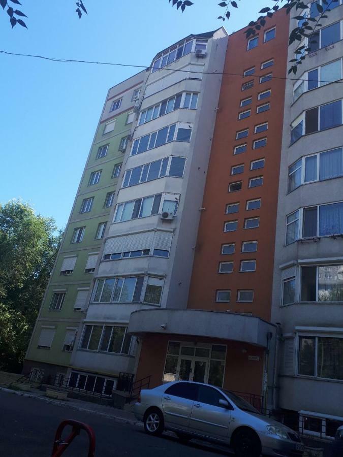 Large 2-Bedroom Apartament In The Center Chisinau Exterior photo